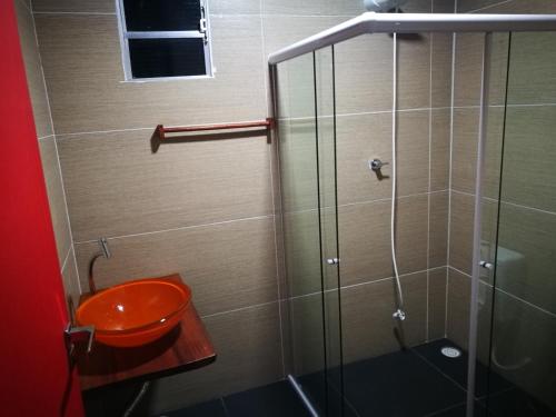 圣米格尔-杜斯米拉格里斯Zen Spa Houses的一间带卫生间和玻璃淋浴间的浴室