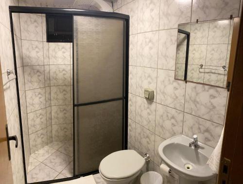 纳韦甘蒂斯Pousada Cores的带淋浴、卫生间和盥洗盆的浴室