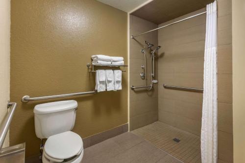 退休小镇村落康福特套房酒店的一间带卫生间和淋浴的浴室
