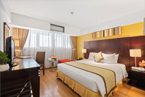河内宝松国际酒店的酒店客房设有一张大床和一台电视。