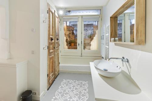 乌得勒支De Verrassing aan de Werf的浴室配有白色浴缸和水槽