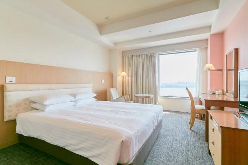 大阪大阪海鸥天保山酒店的酒店客房设有一张大床和一张书桌。