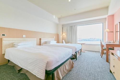 大阪大阪海鸥天保山酒店的酒店客房设有两张床和大窗户。