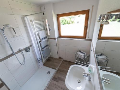 泰特南Ferienhof Biegger的一间带水槽、卫生间和淋浴的浴室