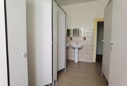 BărcuţKinderuni Bekokten的一间带水槽和白色卫生间的浴室