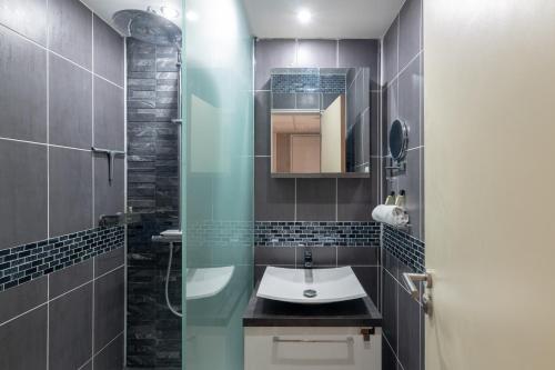 伊西莱穆利诺StayParis的一间带水槽和镜子的浴室