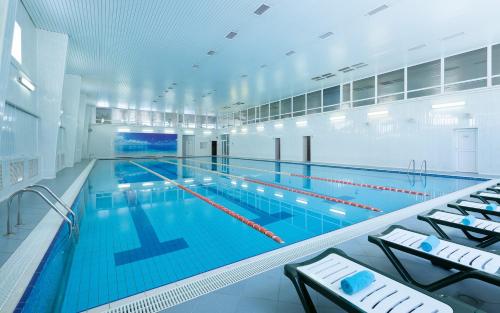 谢尔普霍夫沃紫德维森斯科公园酒店的蓝色海水大型室内游泳池
