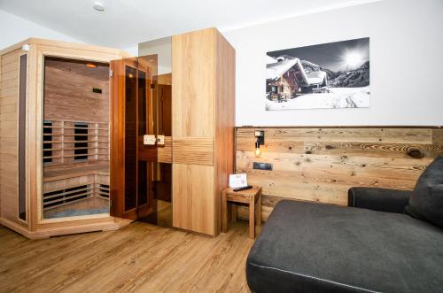 平茨高谷地霍勒尔斯巴赫Kitz Juwel Top 2的带沙发和木墙的客厅