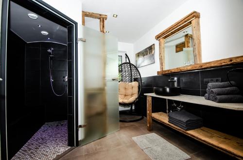 平茨高谷地霍勒尔斯巴赫Kitz Juwel Top 2的带淋浴和盥洗盆的浴室