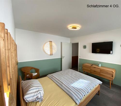 柏林柏林度假屋的一间卧室配有一张床、一张书桌和一台电视。