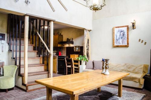 埃拉托克里昂DIMITRA's VILLAS的客厅设有木桌和楼梯。