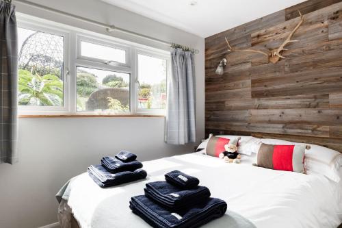 Stoke FlemingThe Annexe - Stoke Fleming的一间卧室配有带毛巾的床