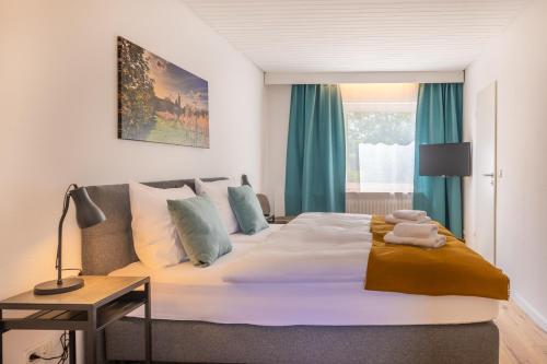 莱茵河畔因格尔海姆Hotel Clement - Bed & Breakfast的一间卧室设有一张大床和一个窗户。
