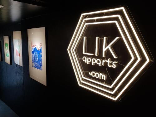 雷恩LIK APPARTS Thabor的 ⁇ 虹灯的标志,它像特制剂在墙上读