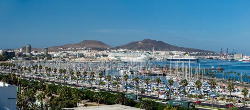 大加那利岛拉斯帕尔马斯Occidental Las Palmas的水中有许多船的码头