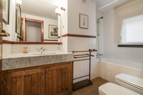 巴奎伊拉-贝莱特Noguera by Totiaran的浴室配有盥洗盆、卫生间和浴缸。
