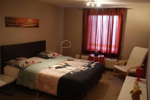 波佩林赫阿洛阿洛度假屋的卧室配有床、椅子和窗户。