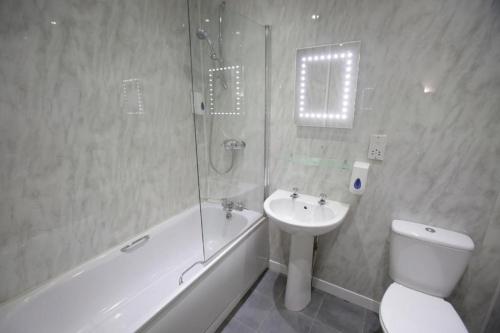 格拉斯哥商业城市旅馆的浴室配有卫生间、盥洗盆和淋浴。