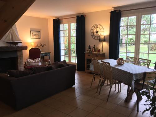 厄镇Le Lodge des Prés的客厅配有沙发和桌椅