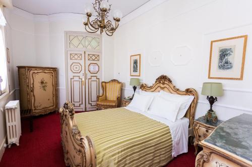 波尔图城堡圣卡塔琳娜酒店的一间卧室配有一张床和一个吊灯