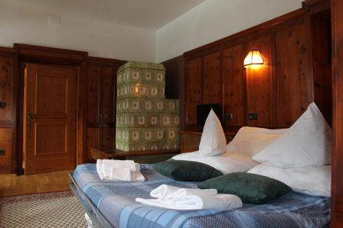 维拉巴萨Residenze Sonnenschein Casa Rosa的酒店客房,配有带毛巾的床