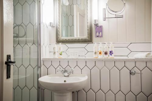 斯特劳德罗波罗浮熊酒店的白色的浴室设有水槽和镜子