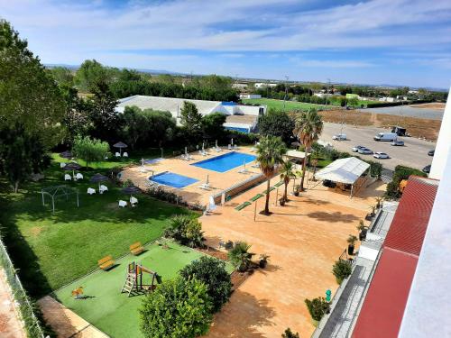 贝雅BejaParque Hotel的享有公园空中美景,设有游泳池