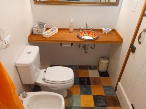 圣安东尼奥德阿雷科La Posada de Don Segundo的一间带卫生间和水槽的小浴室