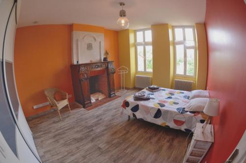 桑特La Belle Etoile的一间卧室设有一张床和一个壁炉。