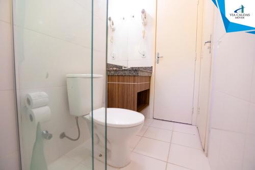 卡达斯诺瓦斯LACQUA com PROMOCOES EM OUTROS PARQUES E DESCONT O的一间带卫生间和淋浴的小浴室