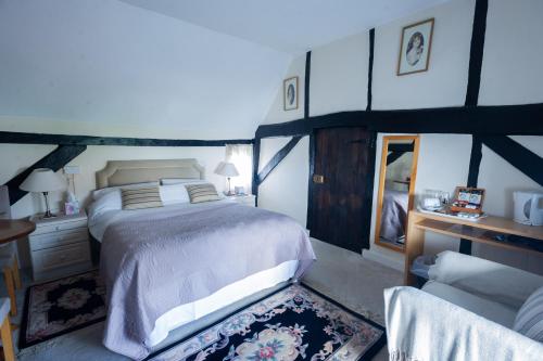 阿默舍姆波特阿姆斯宾馆的一间卧室配有一张床、一张桌子和一把椅子