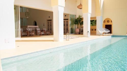 南城Riad Lamp的一座别墅内的游泳池