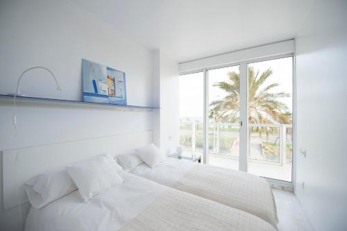 尤时尚海滩公寓客房内的一张或多张床位