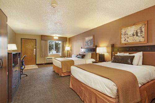 布莱斯峡谷卢比斯贝斯特韦斯特酒店的酒店客房设有两张床和电视。