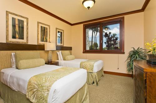 卡波雷Luxury Ko Olina Beach Rental B105 Ground floor with Private Garden 1parking的酒店客房设有两张床和窗户。