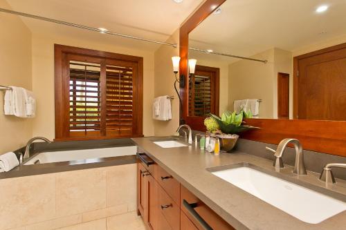 卡波雷Ground floor unit with Private Garden的一间带两个盥洗盆和大镜子的浴室