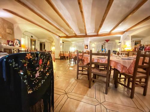 奥列纳鲁坎达提皮卡萨科尔特民宿的一间在房间内配有桌椅的餐厅