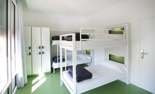 巴塞罗那Sant Jordi Hostels Rock Palace的一间房间,设有三张双层床