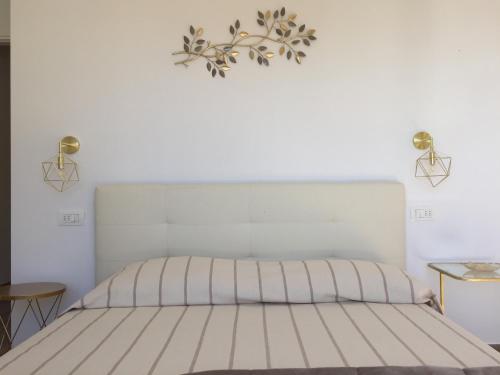 蒙特罗索阿尔马雷New fegina的卧室配有白色的床头板和白色的床