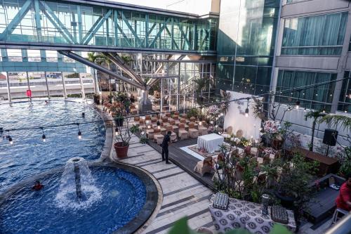 贝克西贝克西地平线酒店的一座带游泳池和喷泉的建筑的中庭
