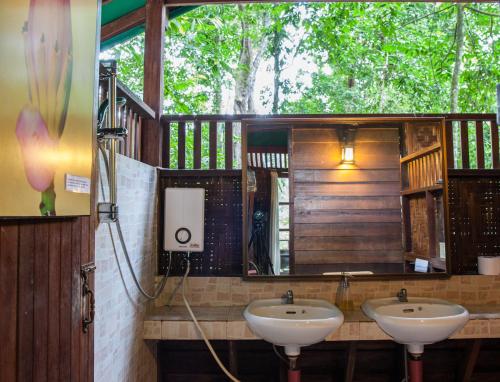 考索Our Jungle House的浴室设有2个水槽和镜子