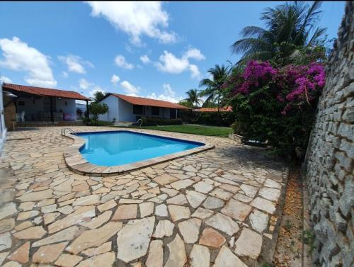 拉巴拉德纳圣安东尼奥Casa na Ilha da Crôa的后院设有游泳池和石头庭院