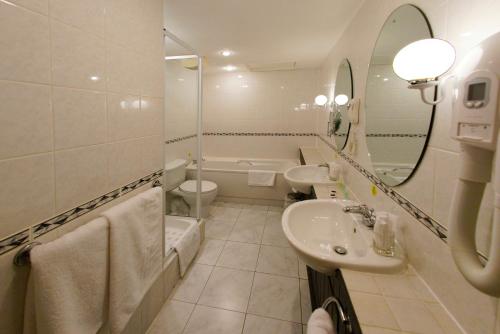 三皇后酒店的一间浴室