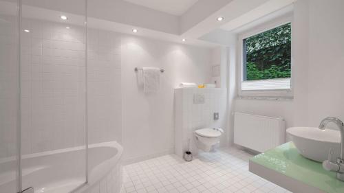 波恩Boutiquehotel Dreesen - Villa Godesberg的白色的浴室设有水槽和卫生间。
