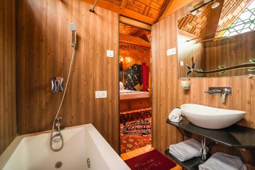 斯利那加新杰奎琳遗迹船屋酒店的带浴缸和盥洗盆的浴室