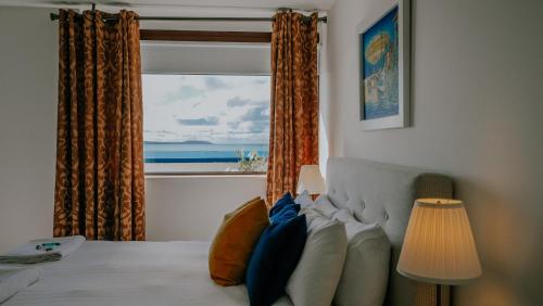 基尔莫尔码头The Wooden House - Room Only Accomodation的一间卧室设有一张床,享有海景