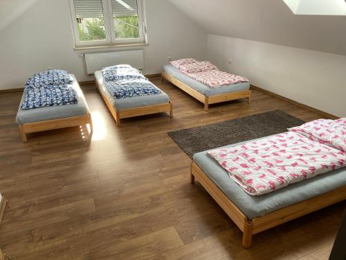 利马诺瓦Domki, apartament, pokój, Limanowa的铺有木地板的客房内的三张床