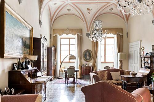 锡耶纳Residenza d'Epoca Palazzo Borghesi的带沙发和吊灯的客厅