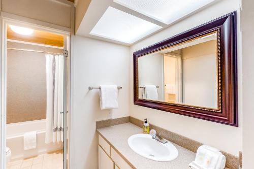 太阳谷Atelier 1007的一间带水槽和镜子的浴室