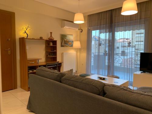 雅典New luxury apartment in central suburb of Athens的客厅配有沙发和桌子
